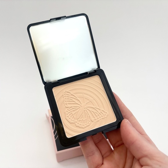 NWT WIND DANCER Translucent Pressed Setting Powder - LIGHT SHADE - retails $32 - Picture 5 of 8